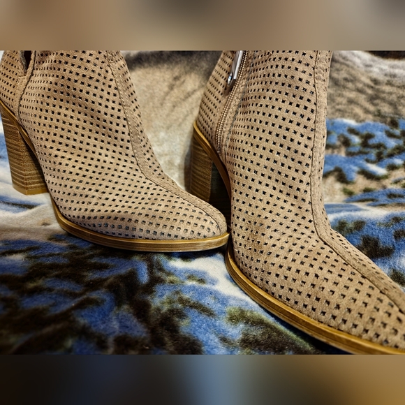 DOLCE VITA Chunky Heel Laser Cut Wedge Ankle Boots Size 7 - Picture 4 of 11